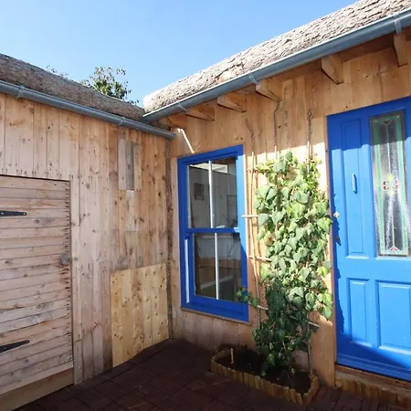 4 Bed With Cabin & Sauna In Buzzing Easton *
