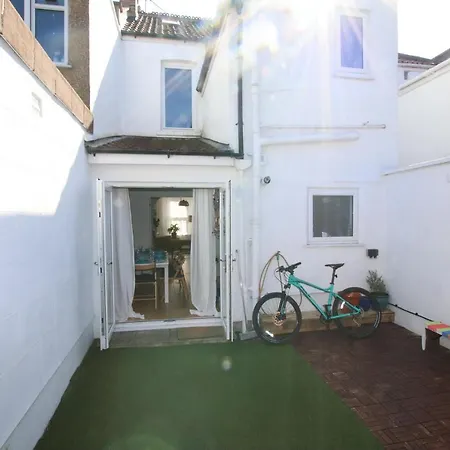4 Bed With Cabin & Sauna In Buzzing Easton * Bristol