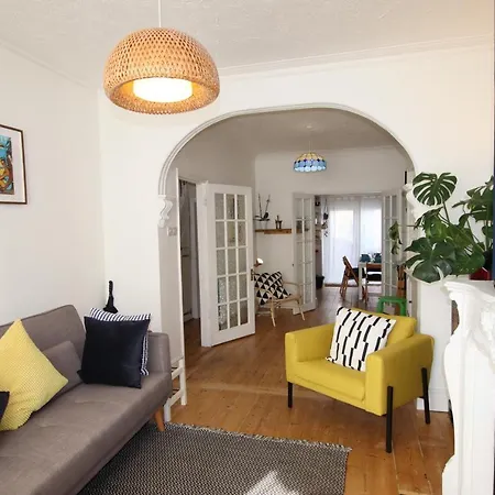 Semesterbostad 4 Bed With Cabin & Sauna In Buzzing Easton *