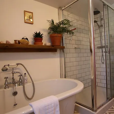 4 Bed With Cabin & Sauna In Buzzing Easton 布里斯托