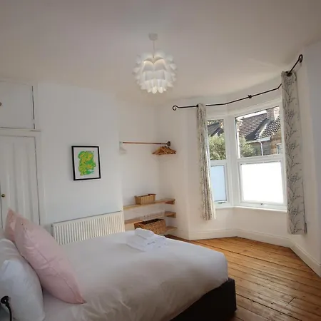 Semesterbostad 4 Bed With Cabin & Sauna In Buzzing Easton
