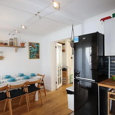 4 Bed With Cabin & Sauna In Buzzing Easton Semesterbostad