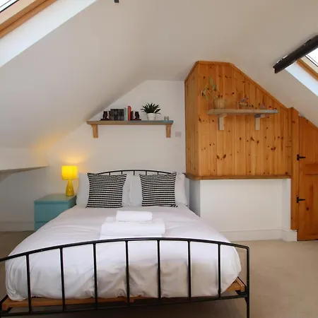 Holiday home 4 Bed With Cabin & Sauna In Buzzing Easton Bristol
