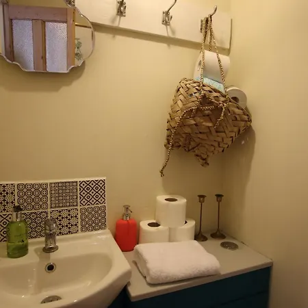 Holiday home 4 Bed With Cabin & Sauna In Buzzing Easton Bristol