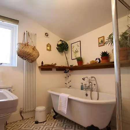 4 Bed With Cabin & Sauna In Buzzing Easton Holiday home
